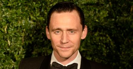 Tom Hiddleston w wieżowcu