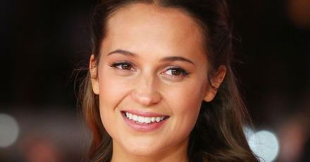 Alicia Vikander w kręgu z Tomem Hanksem
