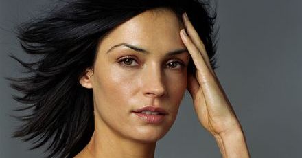Zmęczona kosmitka Famke Janssen