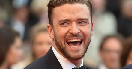 Justin Timberlake bije poduszki