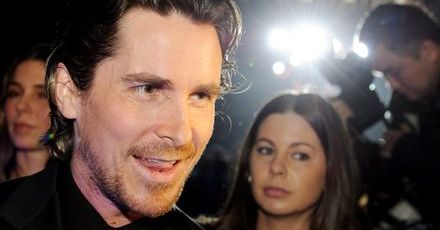 Christian Bale tłumaczy się z głosu Batmana