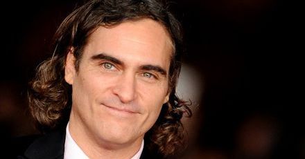Joaquin Phoenix wrogiem Batmana i Supermana?