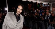 Russell Brand niczym lokaj