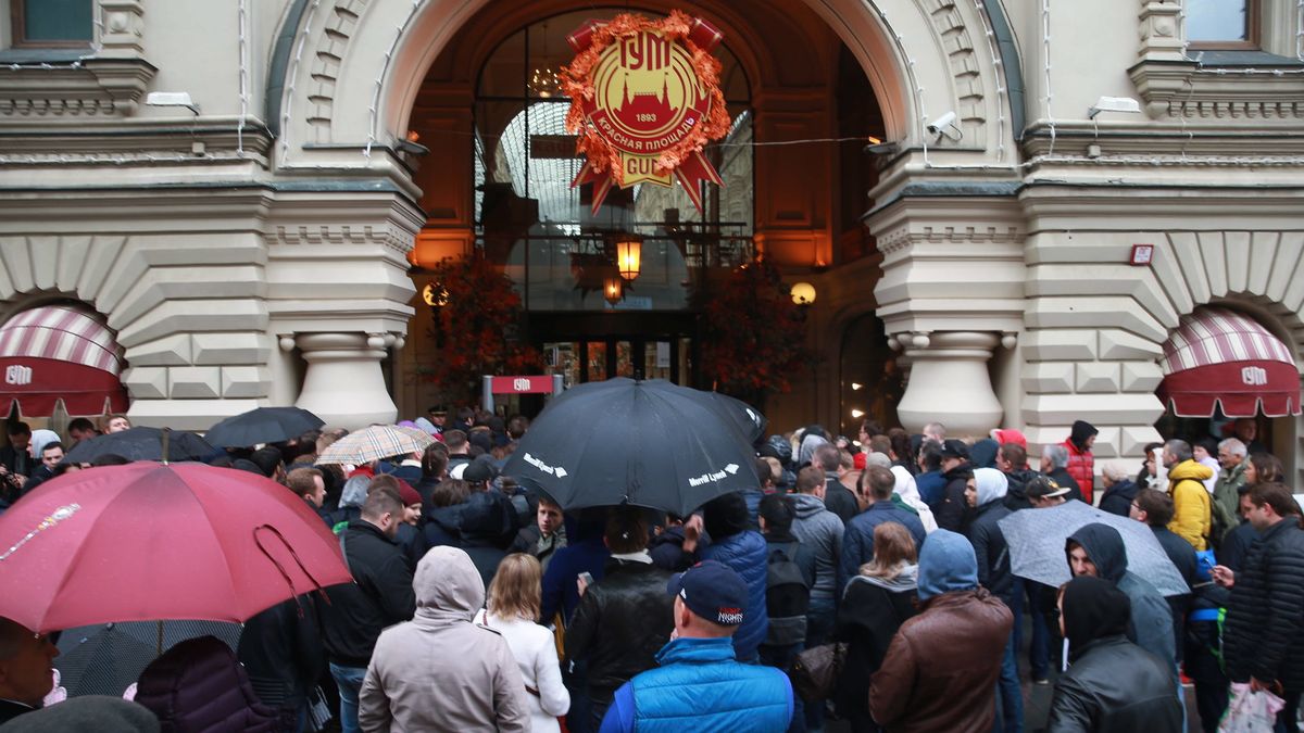 23 września 2016 r. Kolejka przed punktem sprzedarzy iPhona 7 po rozpoczęciu oficjalnej sprzedaży