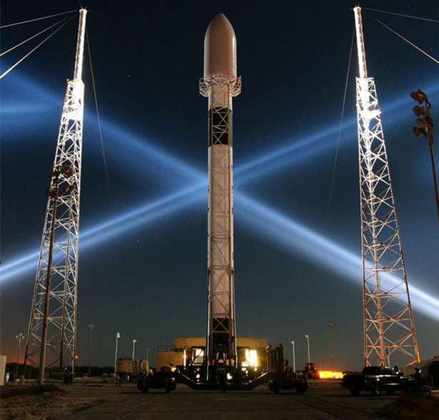 Rakieta Falcon 9 (Fot. Dvice.com)