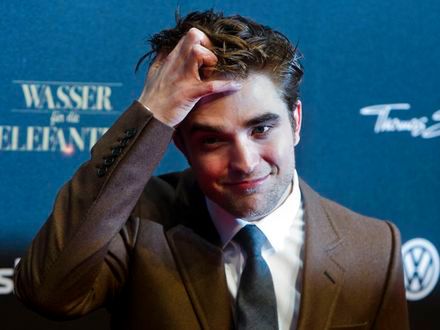 Nieufny i podejrzliwy Robert Pattinson