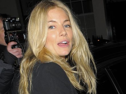 Sienna Miller z dala od recenzji