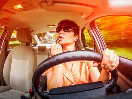 Straż miejska do kobiet: Nie malujcie się za kierownicą