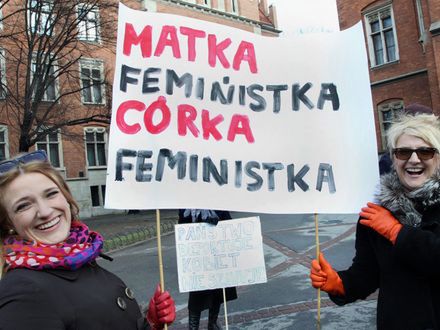 Kobiety odsuwają się od feminizmu?