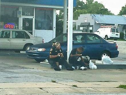 Policjantka kupiła śniadanie bezdomnemu. "Nikt nie powinien jeść samotnie"