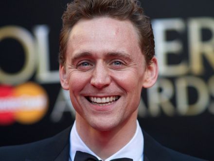 Posłuchaj, jak Tom Hiddleston śpiewa country