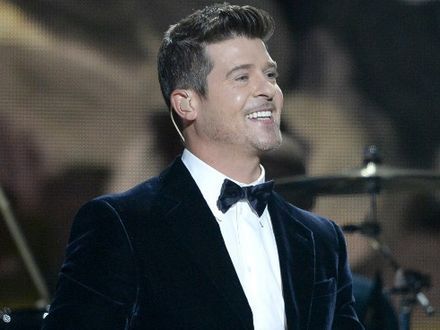 Robin Thicke śpiewa dla Pauli Patton