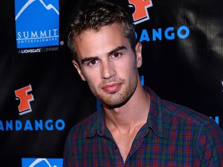 Theo James chce superbohatera-geja