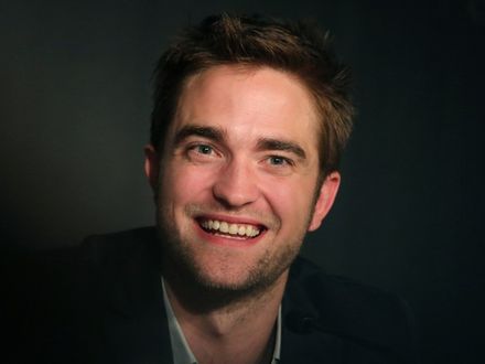 Robert Pattinson przebiera się milion razy