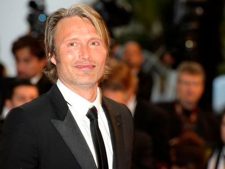 Mads Mikkelsen gra upadłego anioła