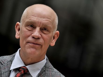 John Malkovich projektuje na planie