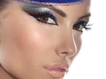 Wibrujący błękit w makijażu na wiosnę i lato 2013