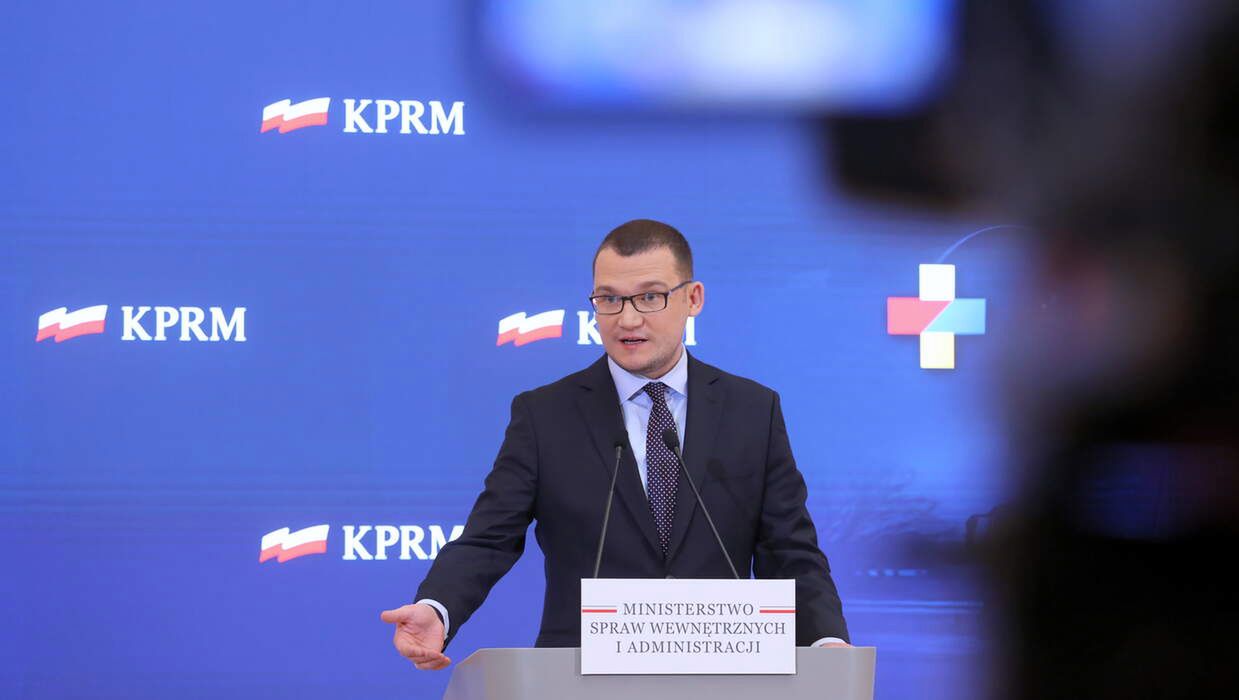 <p>Warszawa, 21.04.2022. Wiceminister spraw wewnêtrznych i administracji, pe³nomocnik rz¹du ds. uchodców wojennych z Ukrainy Pawe³ Szefernaker podczas konferencji prasowej w siedzibie KPRM w Warszawie, 21 bm. Konferencja dotyczy³a sytuacji uchodców z Ukrainy w Polsce. (sko) PAP/Pawe³ Supernak</p>