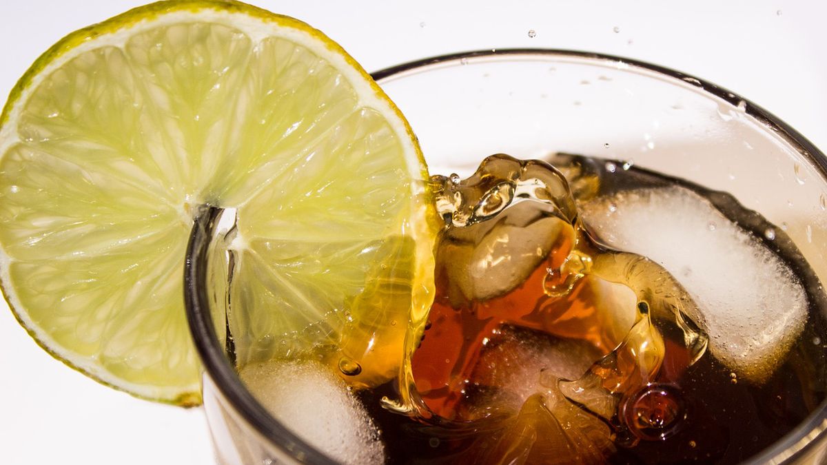 Napój gazowany Cola (niebutelkowana)