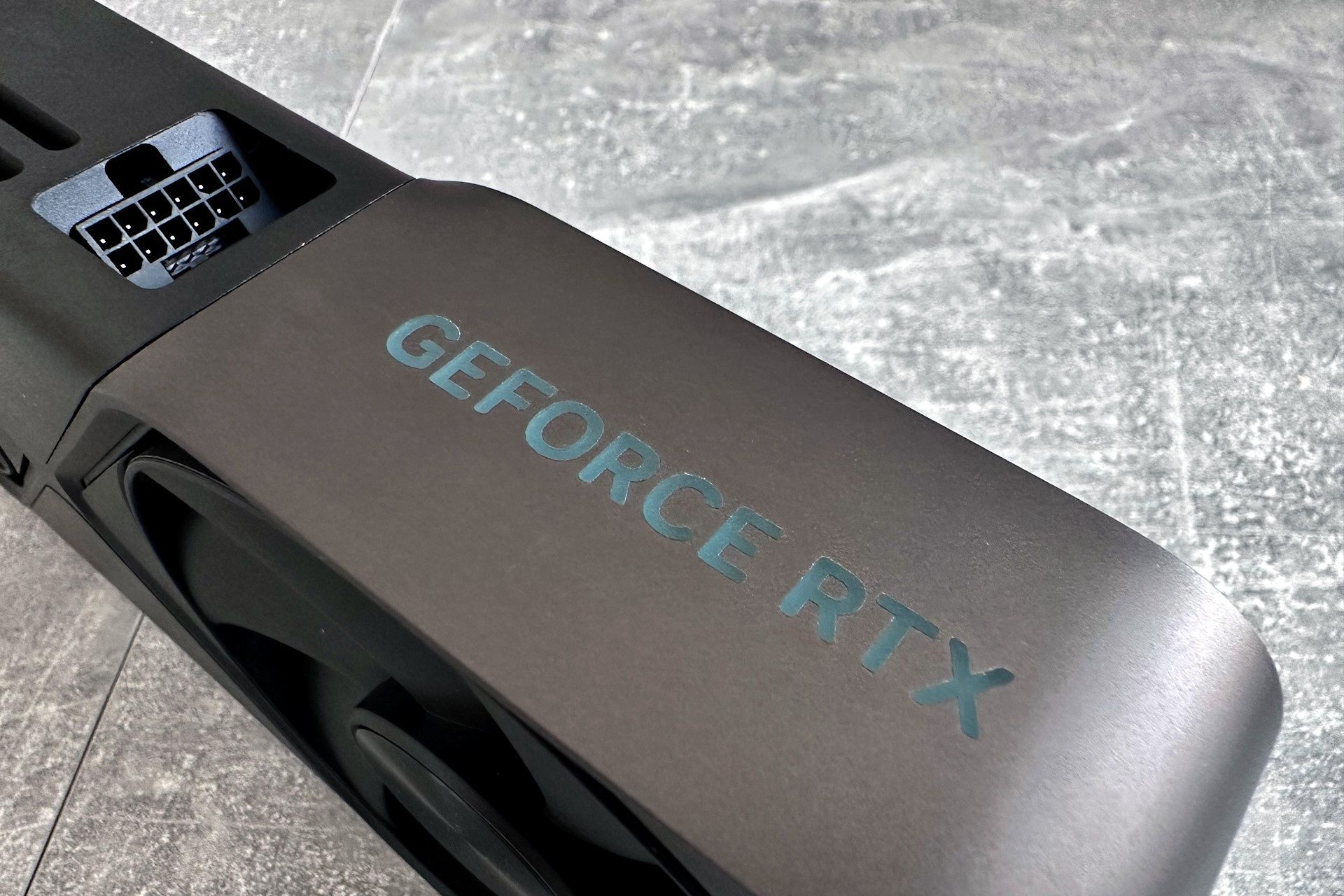 NVIDIA GeForce RTX 5090 Founders Edition - złacze zasilania