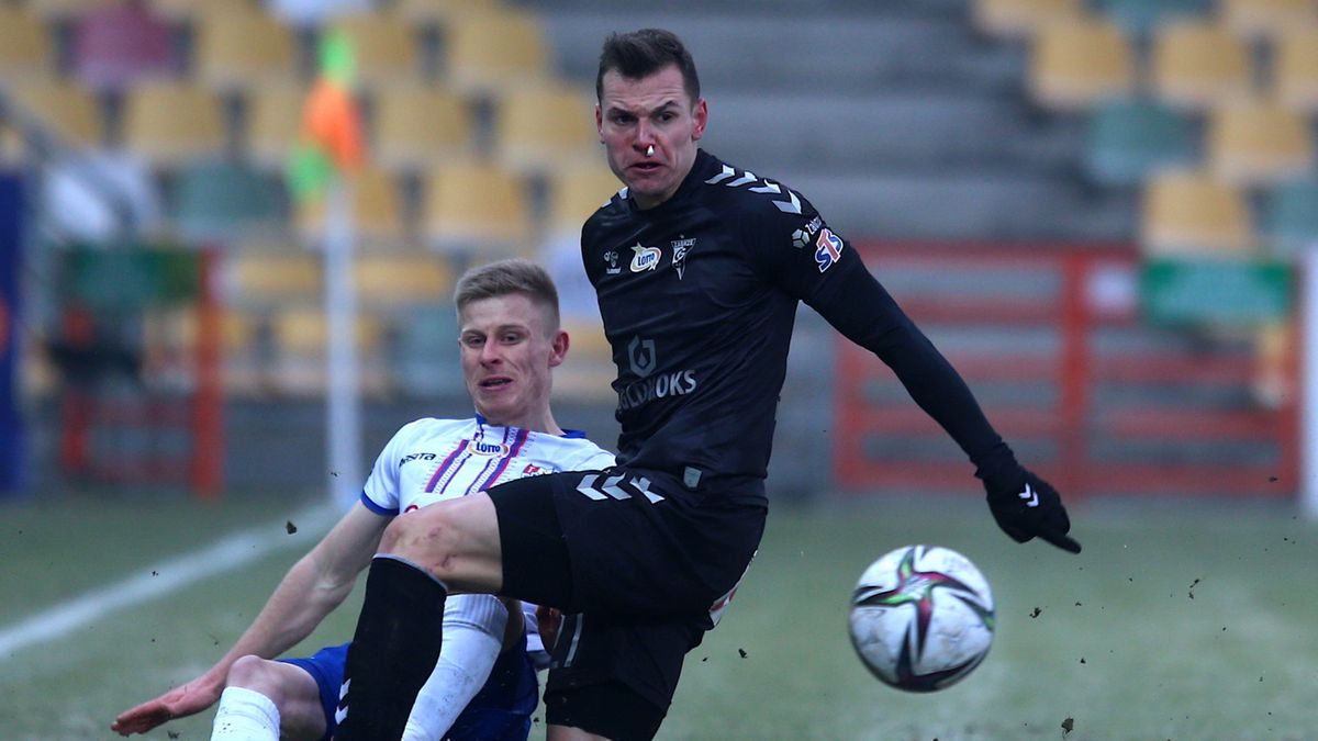 piłkarz Podbeskidzia Bielsko-Biała Mateusz Marzec (z lewej) i Adrian Gryszkiewicz (z prawej) z Górnika Zabrze