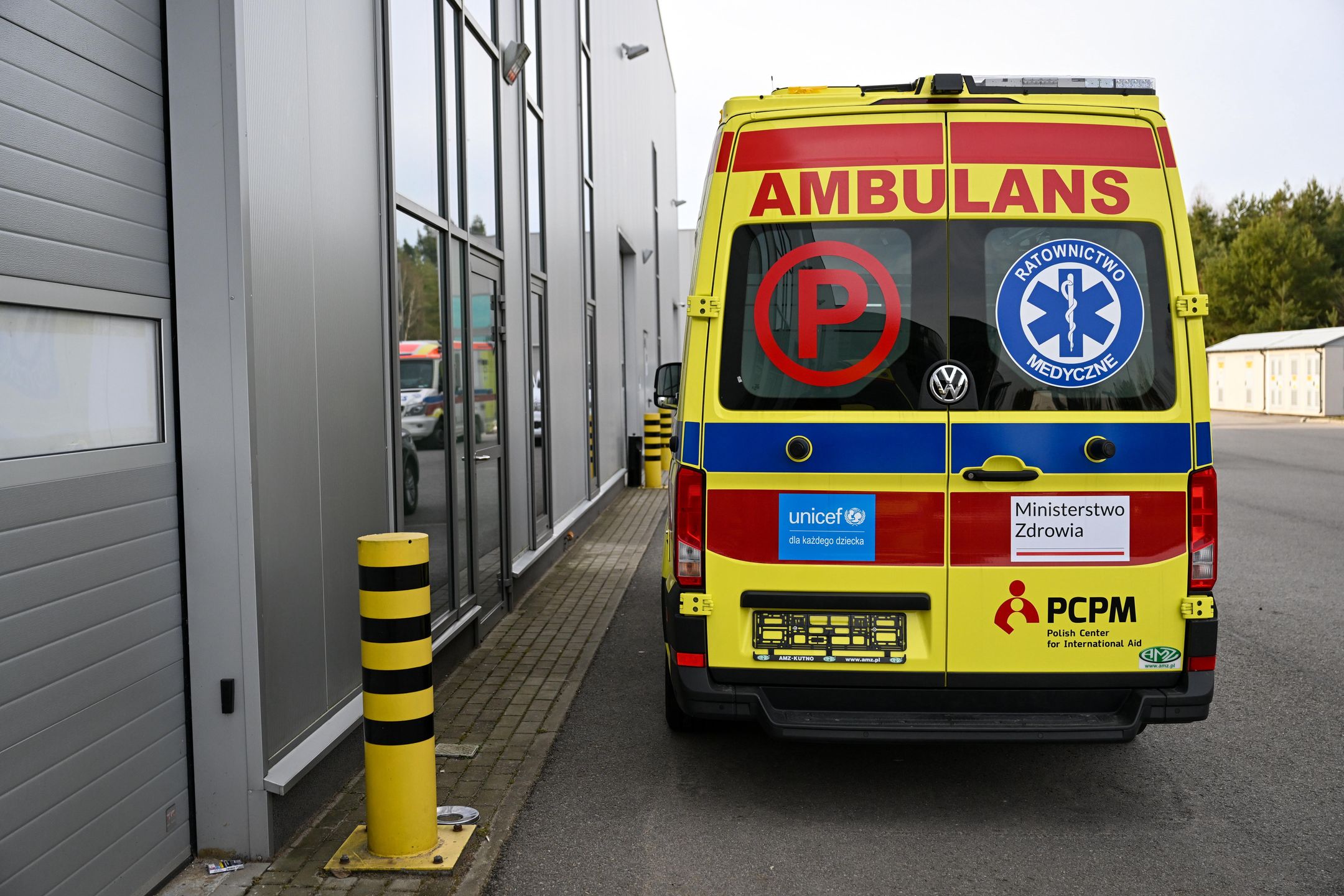 ambulans
Jasionka, 28.12.2022. Prezentacja ambulans�w towarzysz�ca konferencji prasowej dot. pomocy medycznej obywatelom obj�tej wojn� Ukrainy, 28 bm. przed Medevac Hub Jasionka w Parku Naukowo-Technologicznym przy Lotnisku Rzesz�w-Jasionka. (dd/awol) PAP/Darek Delmanowicz
Darek Delmanowicz
agresja Rosji, ambulans, atak Rosji na Ukrain�, inwazja, inwazja rosyjska, karetka pogotowia, konflikt zbrojny, lotnisko, Medevac Hub Jasionka, medyczna, pogoda, pogotowie ratunkowe, Polska, pomoc, Port Lotniczy Rzesz�w-Jasionka, przekazanie, rosyjska, rosyjski, sprz�t medyczny, sytuacja na Ukrainie, sytuacja w Ukrainie, UE, Ukraina, Unia Europejska, Wojna na Ukrainie, wojna w Ukrainie, wok� Ukrainy, Hub dla pacjent�w z Ukrainy