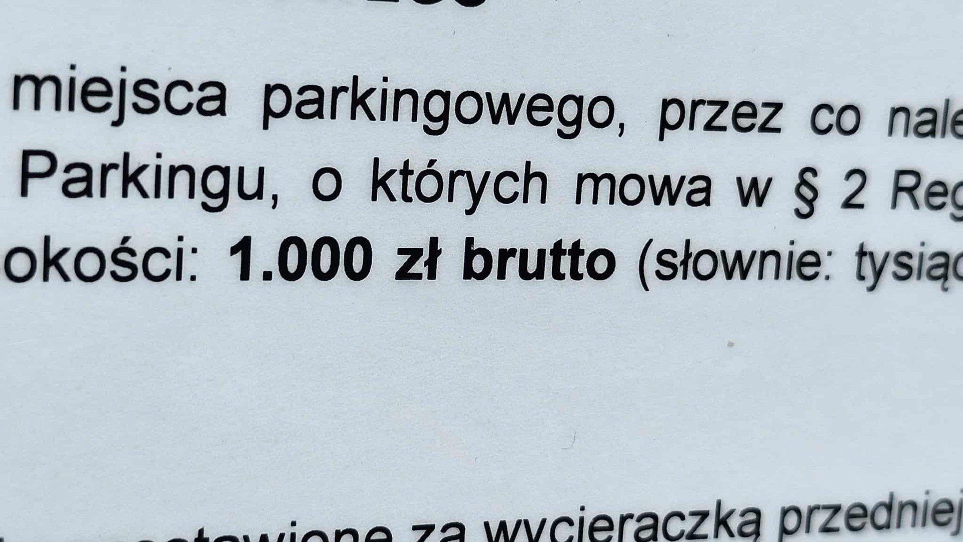 To aż 1000 złotych brutto. Co więcej, pod względem prawnym, właściciel terenu prywatnego ma prawo nawoływać do zapłacenia takiej kary.