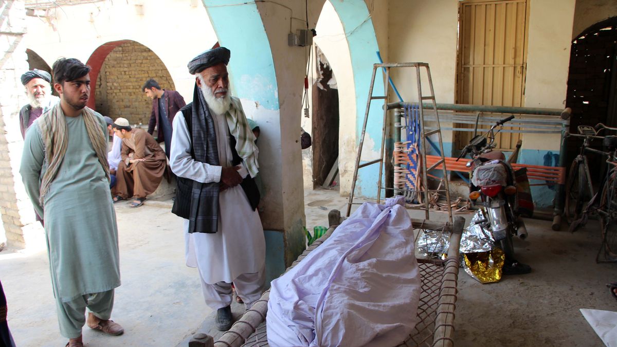 Relatives attend the funeral of an Afghan man who was killed in a suicide attack at Kabul bank, in Kandahar, Afghanistan, 21 March 2024. A suicide attack at a bank in Kandahar on 21 March killed three people and injured 12 others, hospital staff said. The incident took place during salary distribution at Kabul Bank, a common target for insurgent attacks. Security forces are investigating the attack, which occurred during the Islamic holy month of Ramadan. The Islamic State branch in Afghanistan is considered a significant security threat, although no group has claimed responsibility for this particular attack. EPA/QUDRATULLAH RAZWAN Dostawca: PAP/EPA.