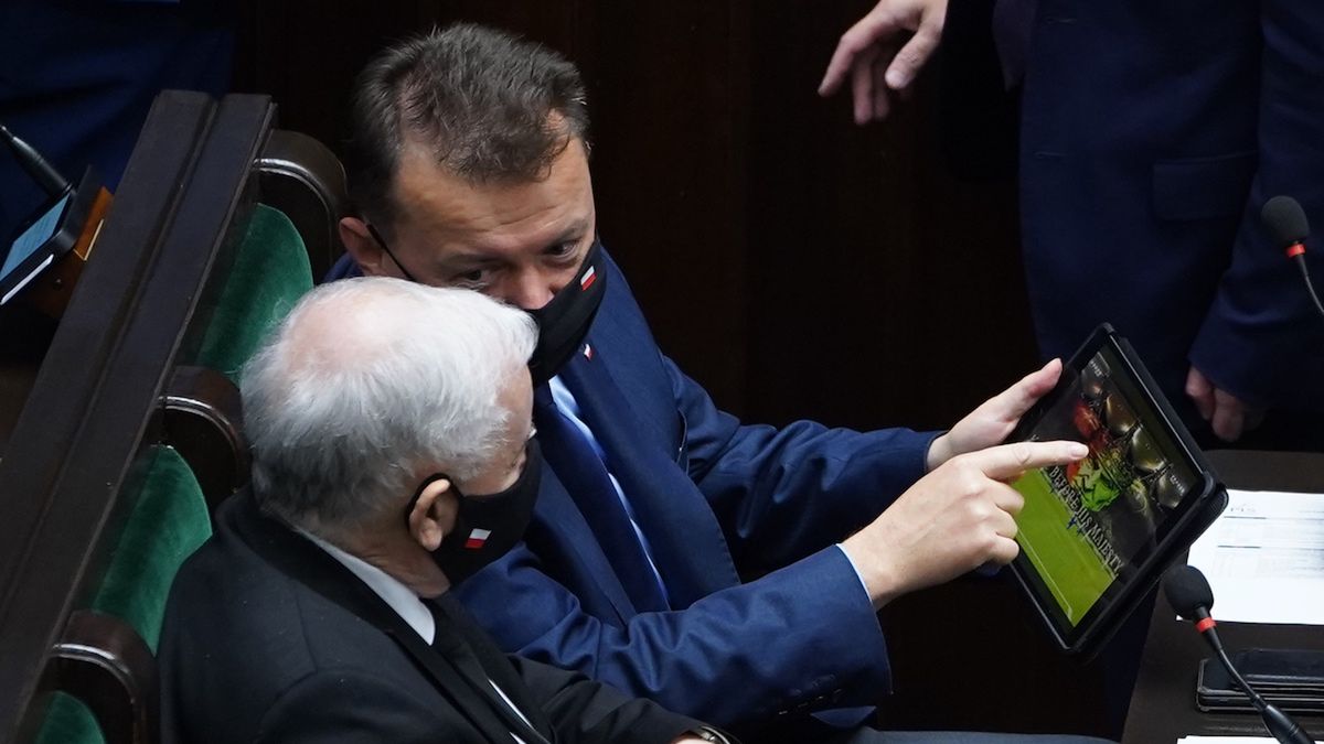 Mariusz Błaszczak pokazuje Jarosławowi Kaczyńskiemu oprawę kibiców na meczu Legii z Leicester w Lidze Europy