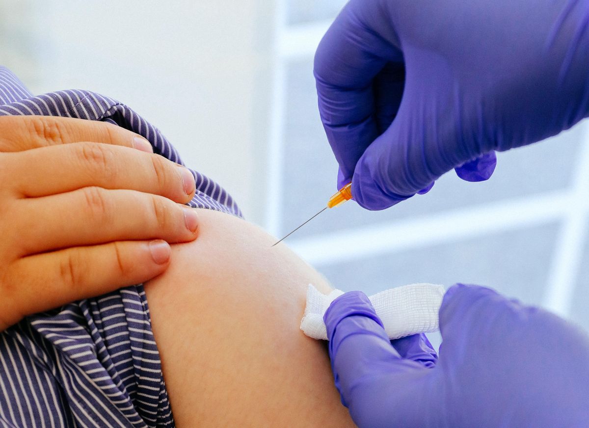 Obowiązek szczepień przeciw COVID-19? Polacy podzieleni 