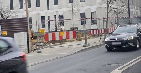 Zamknięty chodnik w centrum Lublina. Wszystko przez pobliską budowę [ZDJĘCIA]