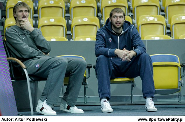 MVP sprzed sześciu lat Andrei Kirilenko (z lewej) nie wspomoże Sbornej