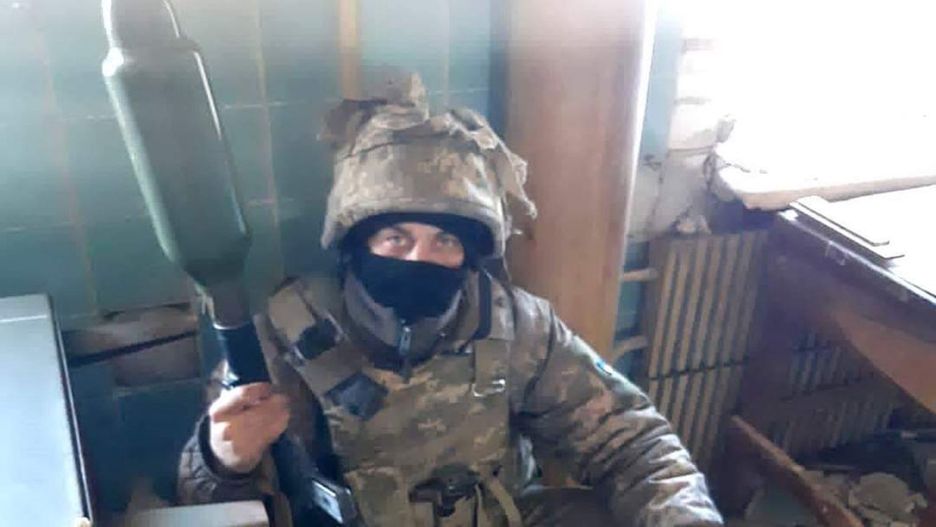 Ukraiński żołnierz z granatnikiem RPG-7 z termobarycznym granatem GTB-7VS z Bułgarii.