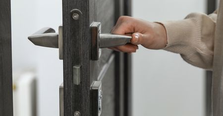 Wieje od wejścia? Tak szybko sprawdzisz, czy przez drzwi ucieka ciepło