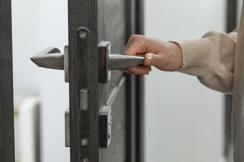 Wieje od wejścia? Tak szybko sprawdzisz, czy przez drzwi ucieka ciepło