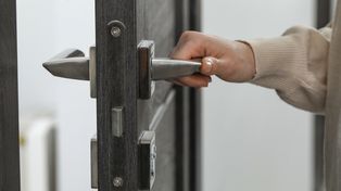 Wieje od wejścia? Tak szybko sprawdzisz, czy przez drzwi ucieka ciepło
