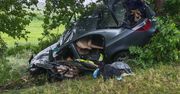 BMW uderzyło w drzewo. 24-latek w stanie zagrażającym życiu trafił do szpitala