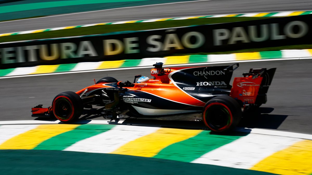 Materiały prasowe / McLaren / Bolid McLarena na torze Interlagos w Brazylii