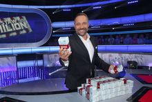 Łukasz Nowicki, gospodarz teleturnieju 