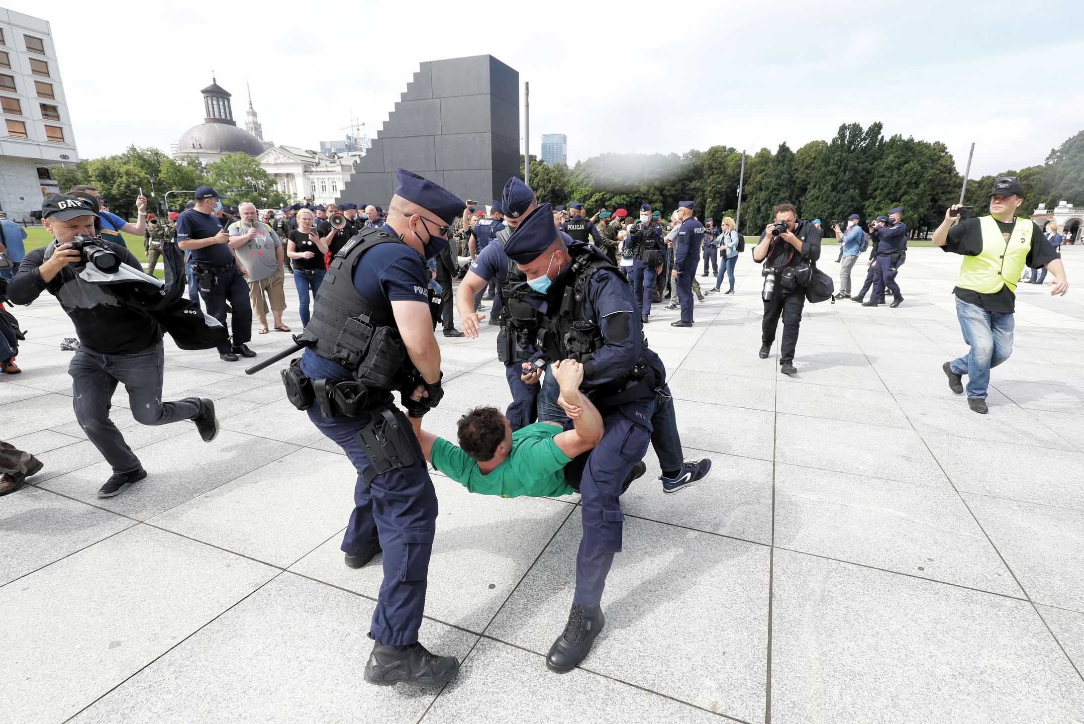 Gorąco pod Pomnikiem Smoleńskim. Interwencja wojska i policji