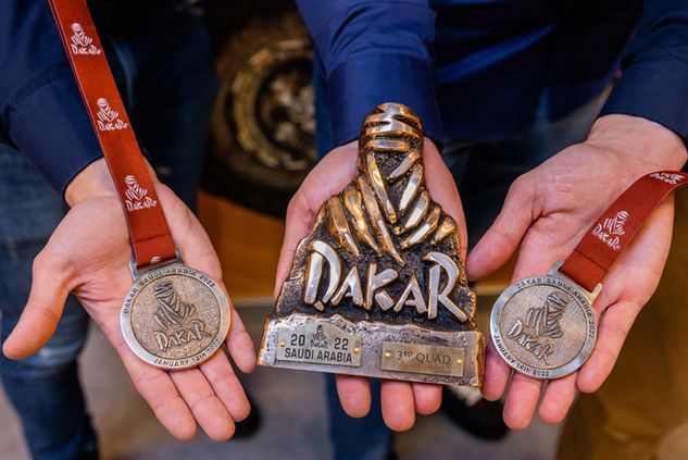 Beduin - charakterystyczna statuetka za podium Dakaru trafiła w ręce Kamila Wiśniewskiego