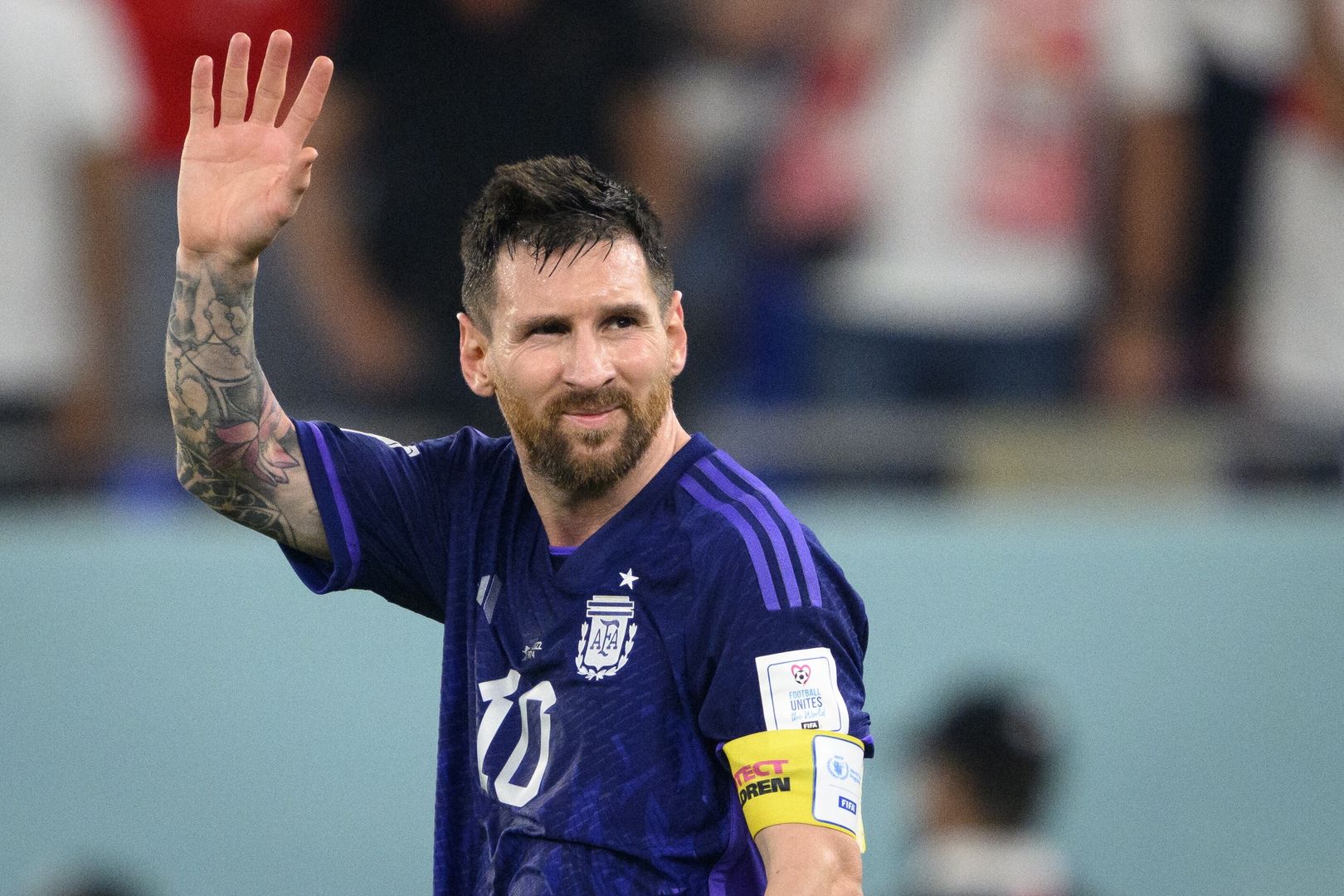 Argentina's captain Lionel Messi waves after the FIFA World Cup 2022 group C soccer match between Poland and Argentina at Stadium 947 in Doha, Qatar, 30 November 2022. EPA/LAURENT GILLIERON Dostawca: PAP/EPA.
