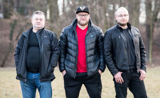 Paweł Fajdek z tatą Waldemarem i bratem Dawidem