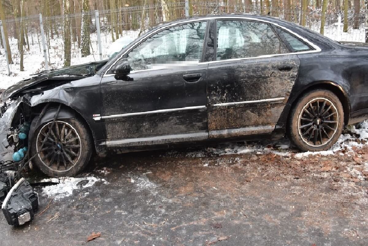 Zniszczone audi w wyniku jazdy po pijanemu