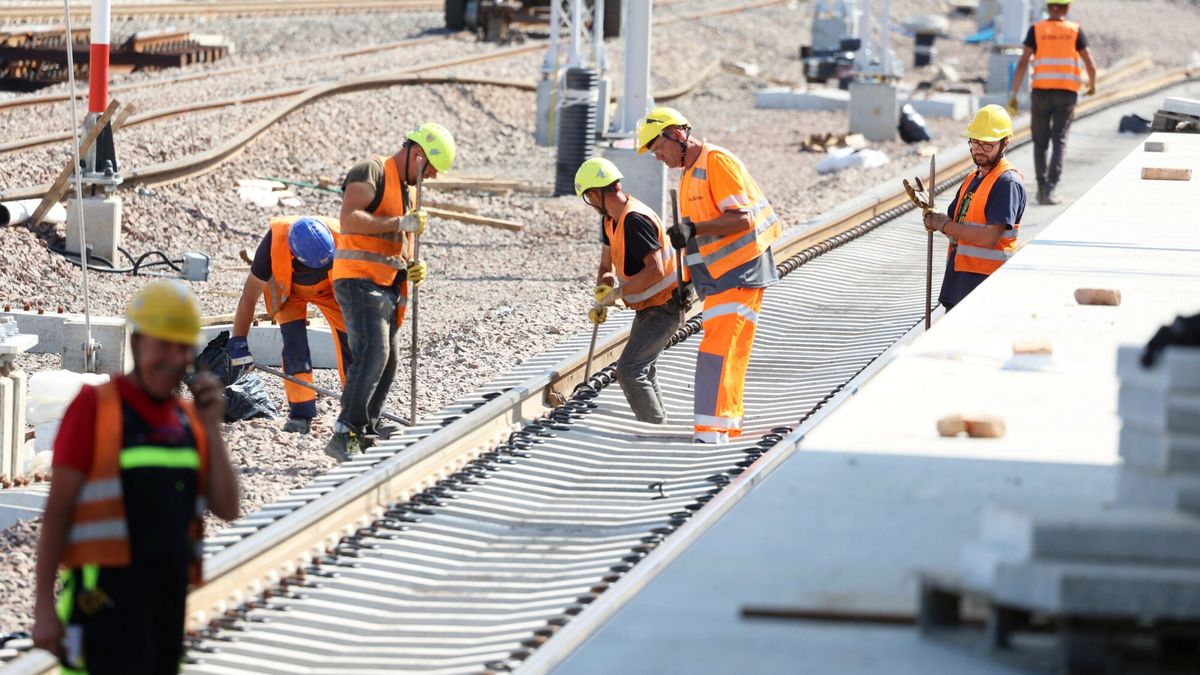 Wizyta techniczna PKP na stacji Warszawa Zachodnia
Fot. Piotr Molecki/East News, Warszawa, 19.07.2023. Wizyta techniczna PKP na stacji Warszawa Zachodnia - postep prac na przebudowie peronow i torow podmiejskich.
Piotr Molecki