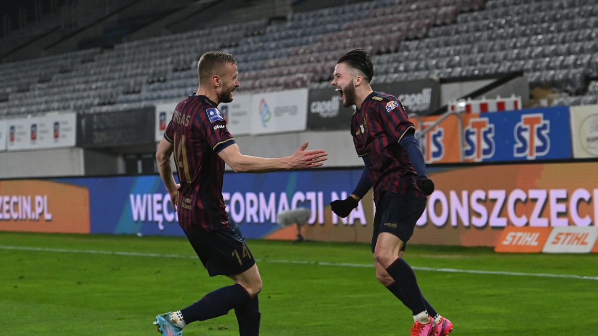 Piłkarze Pogoni Szczecin cieszą się ze zdobytej bramki podczas meczu Ekstraklasy z Wisłą Kraków