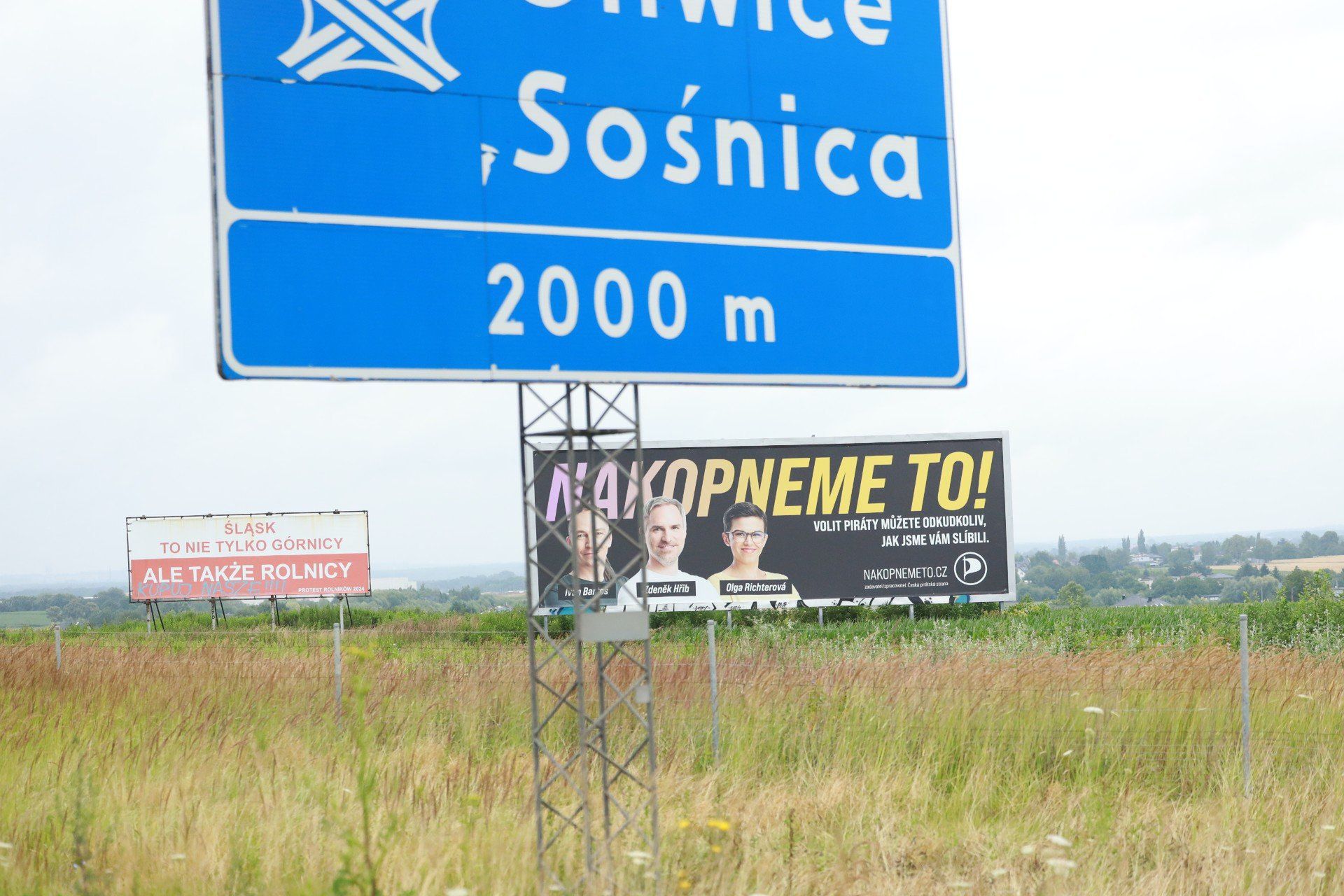 Piraci z Czech zawitali na Śląsk. Ich baner stanął przy autostradzie A1