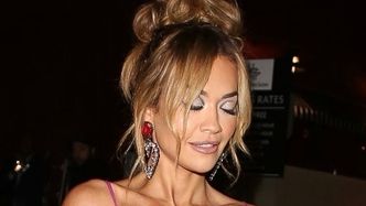 Rita Ora ŚWIECI GOLIZNĄ spod fioletowej firanki. Udana stylizacja? (ZDJĘCIA)