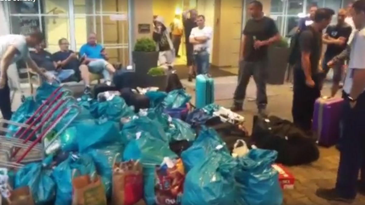 Rzeczy polskich pracowników zostały spakowane do worków na śmieci i wystawione przed budynek.