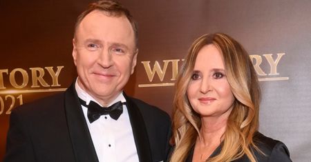 Joanna Kurska w eleganckiej sukni na Wiktorach. Stylista komplementuje